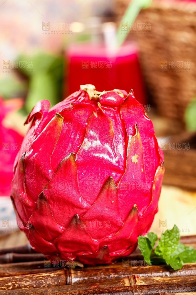 木板上放着金都一号红心火龙果