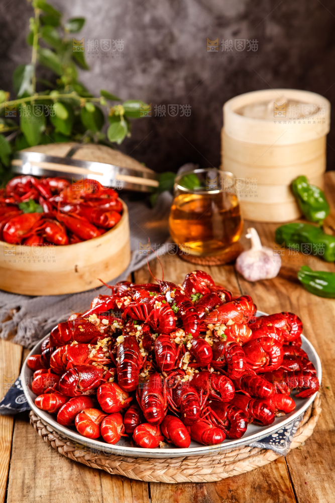 木板上放着一盘香辣小龙虾
