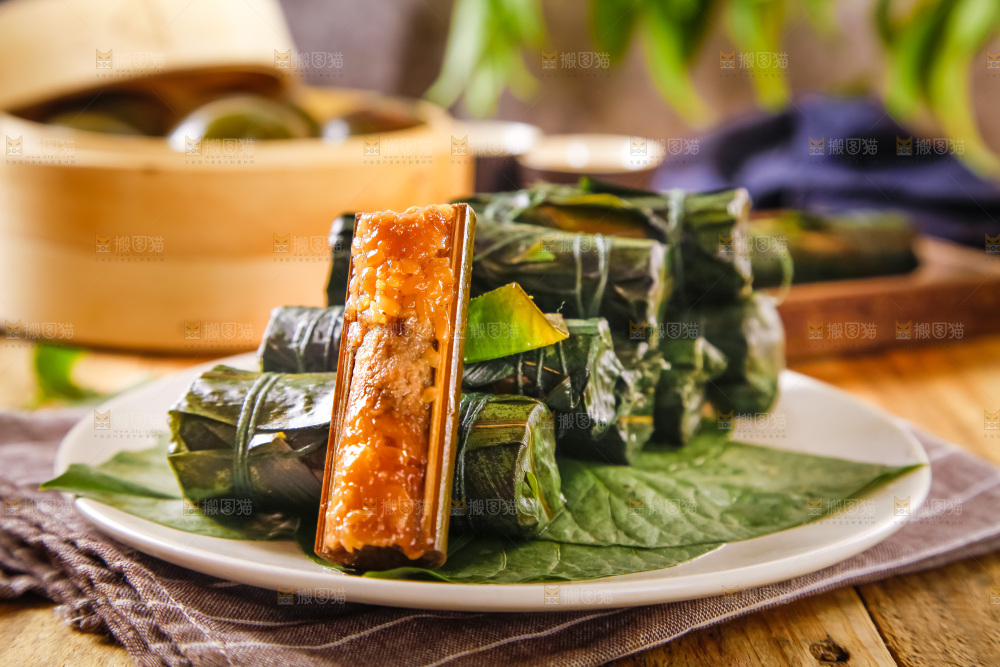 木板上的竹筒粽子