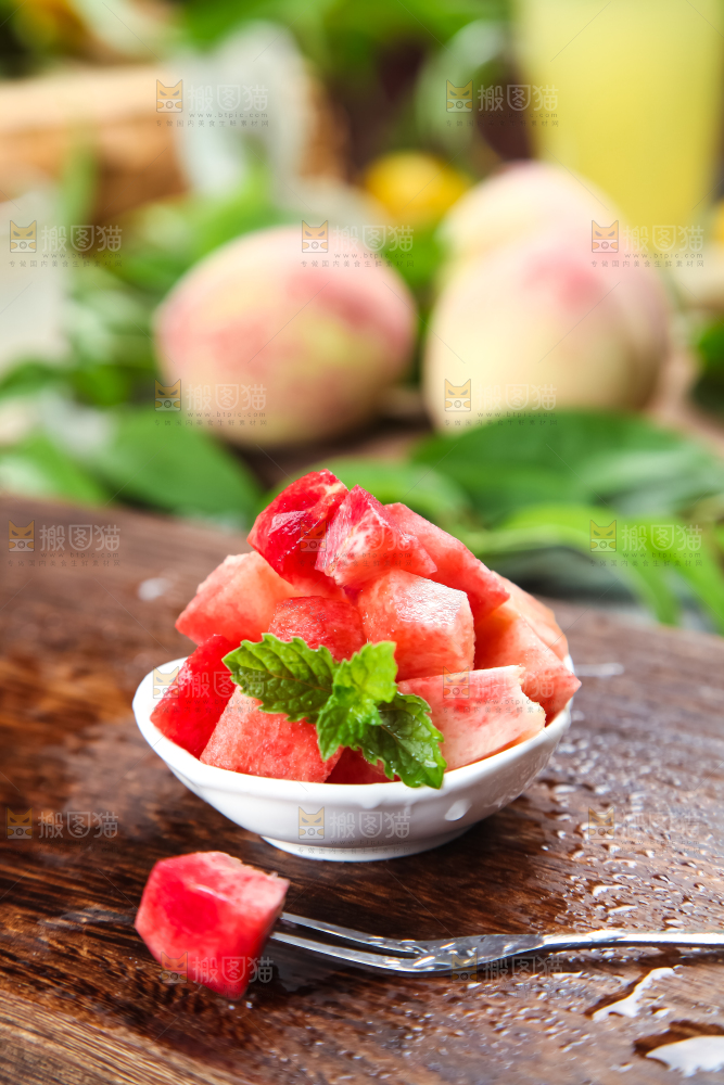 碟子里放着毛桃果肉
