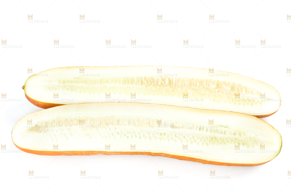 白底上的新鲜老黄瓜