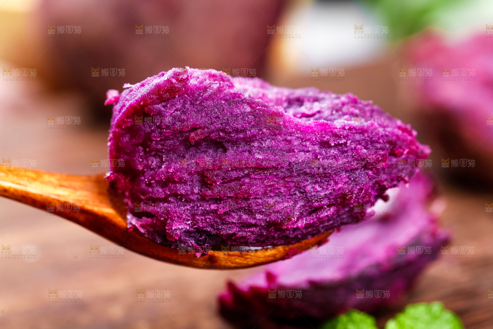 木板上的紫薯果肉