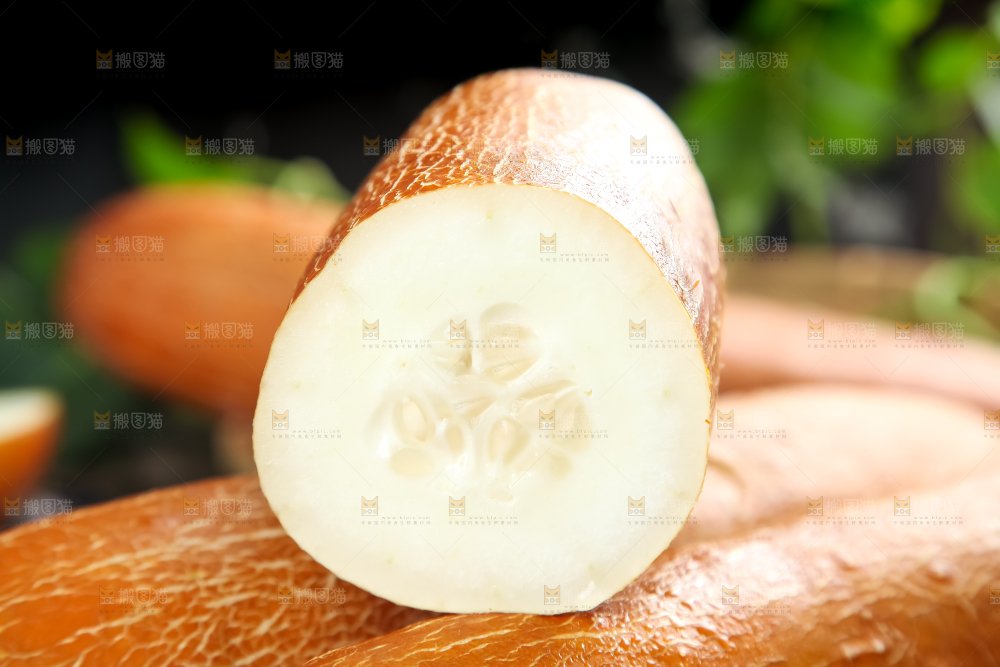 木板上的黄皮大黄瓜