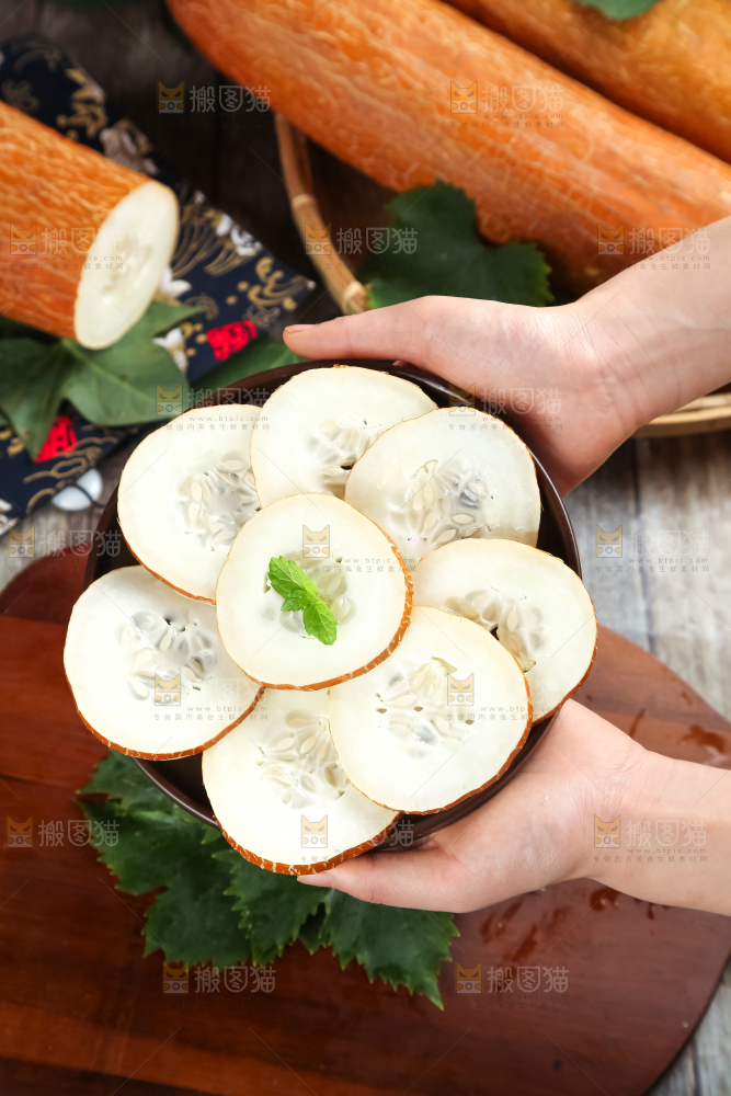 手里拿着新鲜老黄瓜