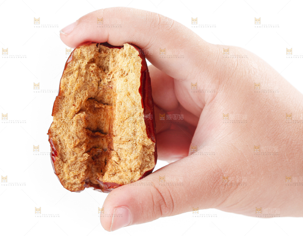 手上拿着无核红枣