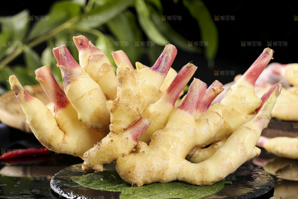 黑石板上放着红芽嫩仔姜