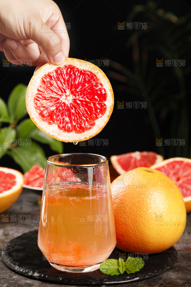 深底上放着南非红心西柚