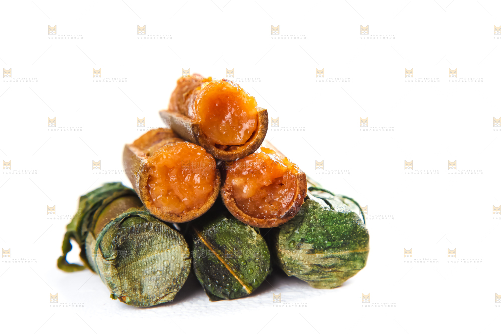 白底上放着竹筒肉粽