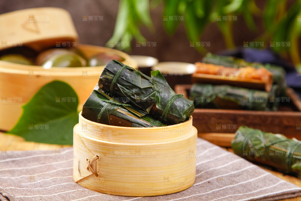 蒸笼里放着竹筒粽