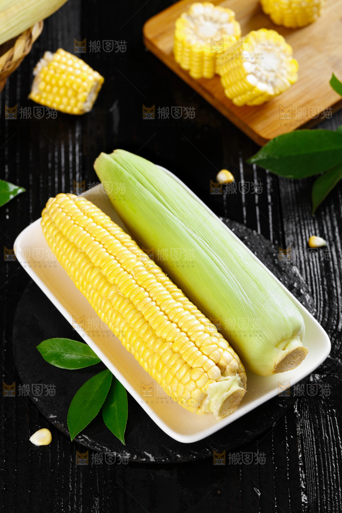黑石板上的东北玉米