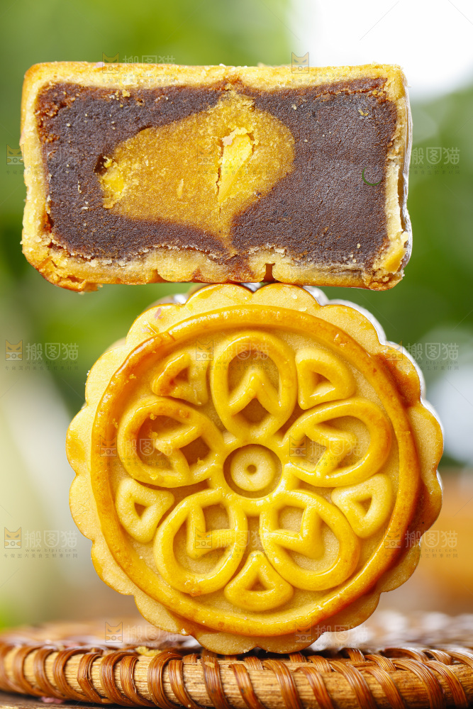 竹垫上的广式豆沙月饼