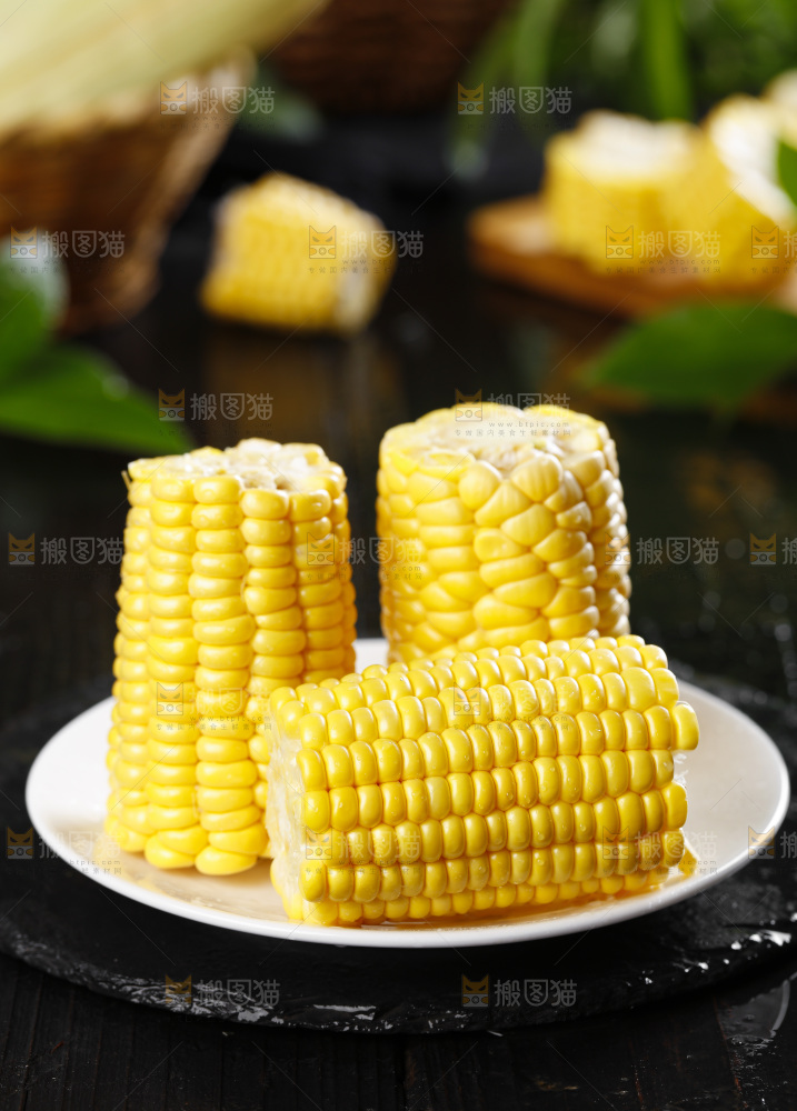 黑石板上的东北玉米
