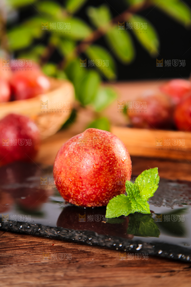 石板上摆放着广西红心李子