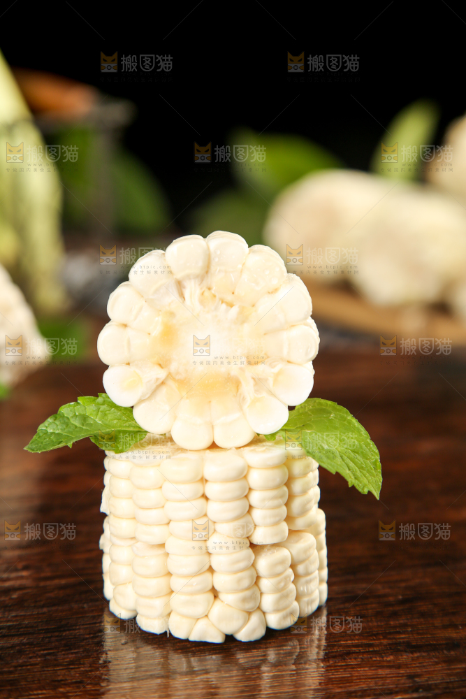 木板上的白玉米