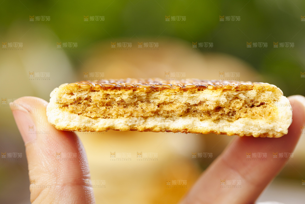 手里拿着手工芝麻饼