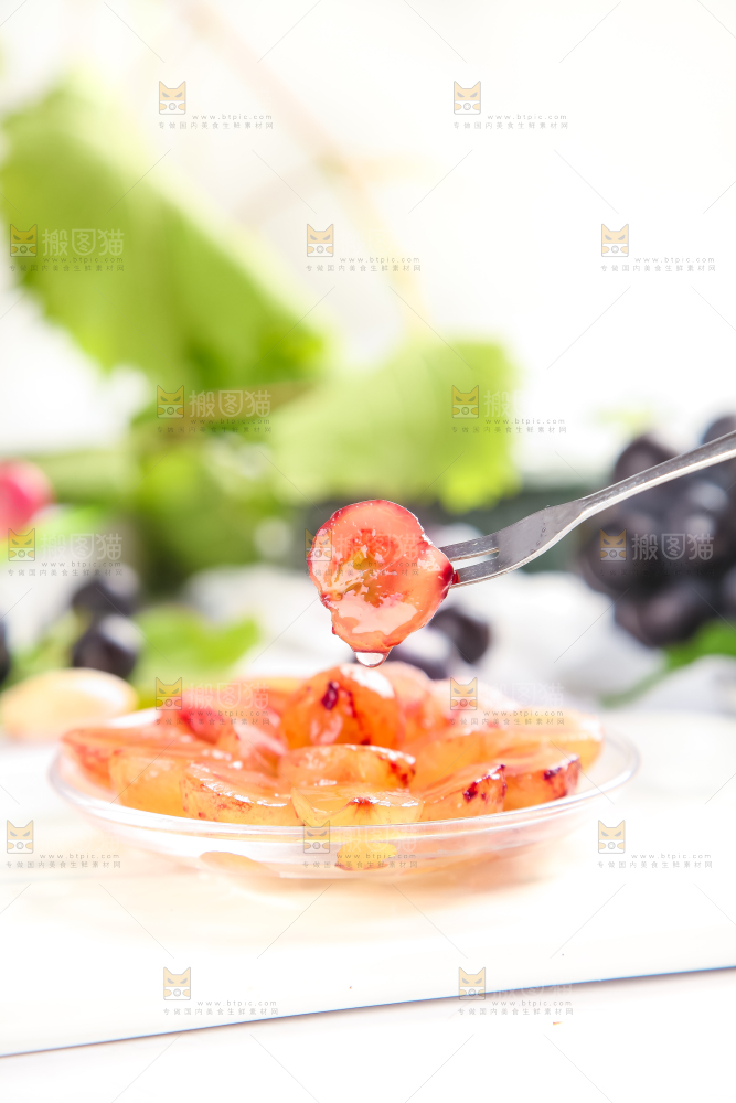 盘子里装着葡萄果肉