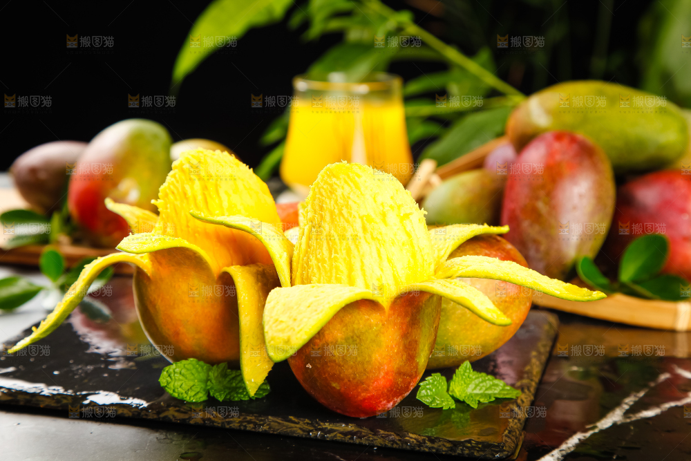 黑石板上的芒果