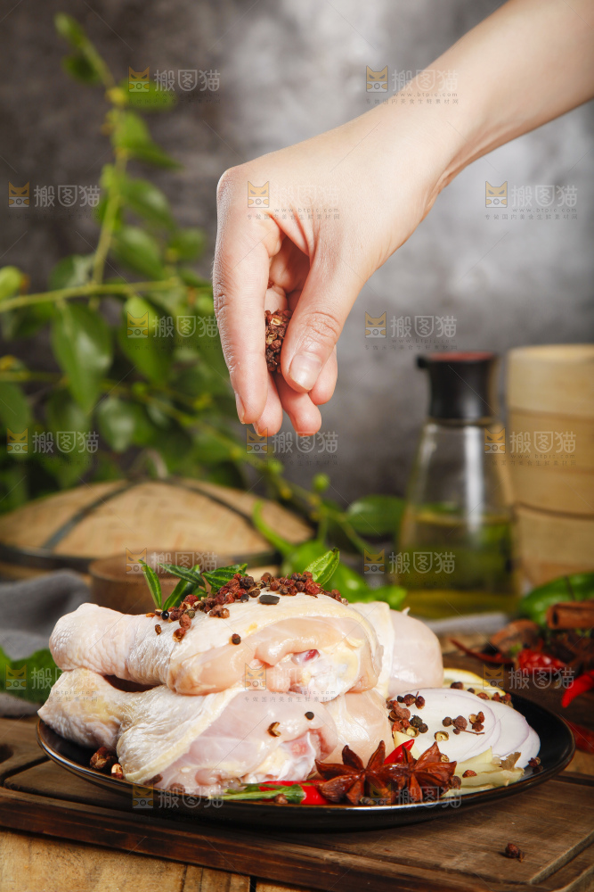 板子上放腌鸡腿
