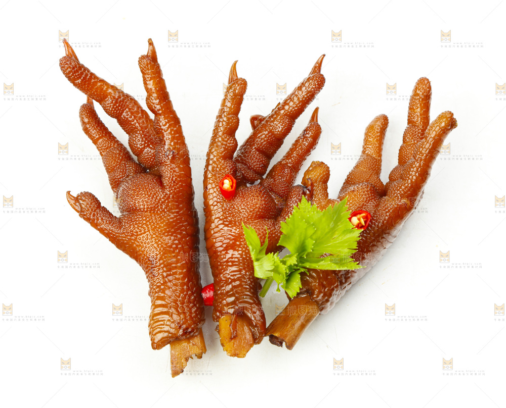 白底上摆放着麻辣鸡爪