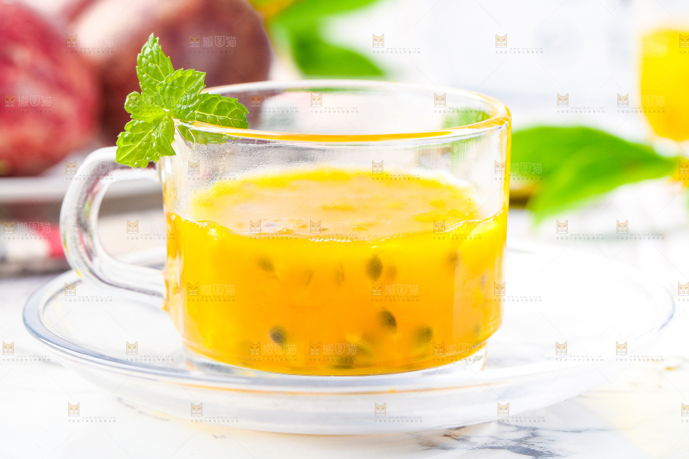 杯子里的百香果汁