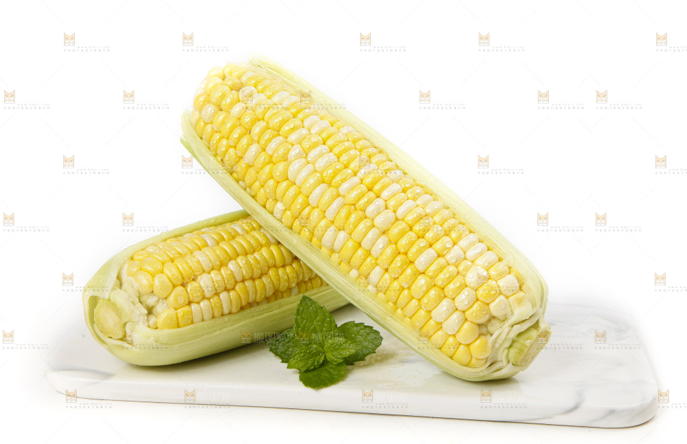 白底放着的玉米棒