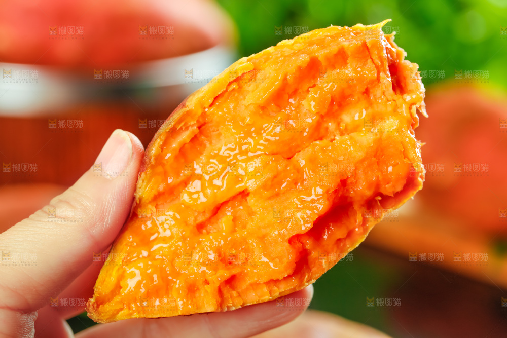 黑盘子里的六鳌红心蜜薯