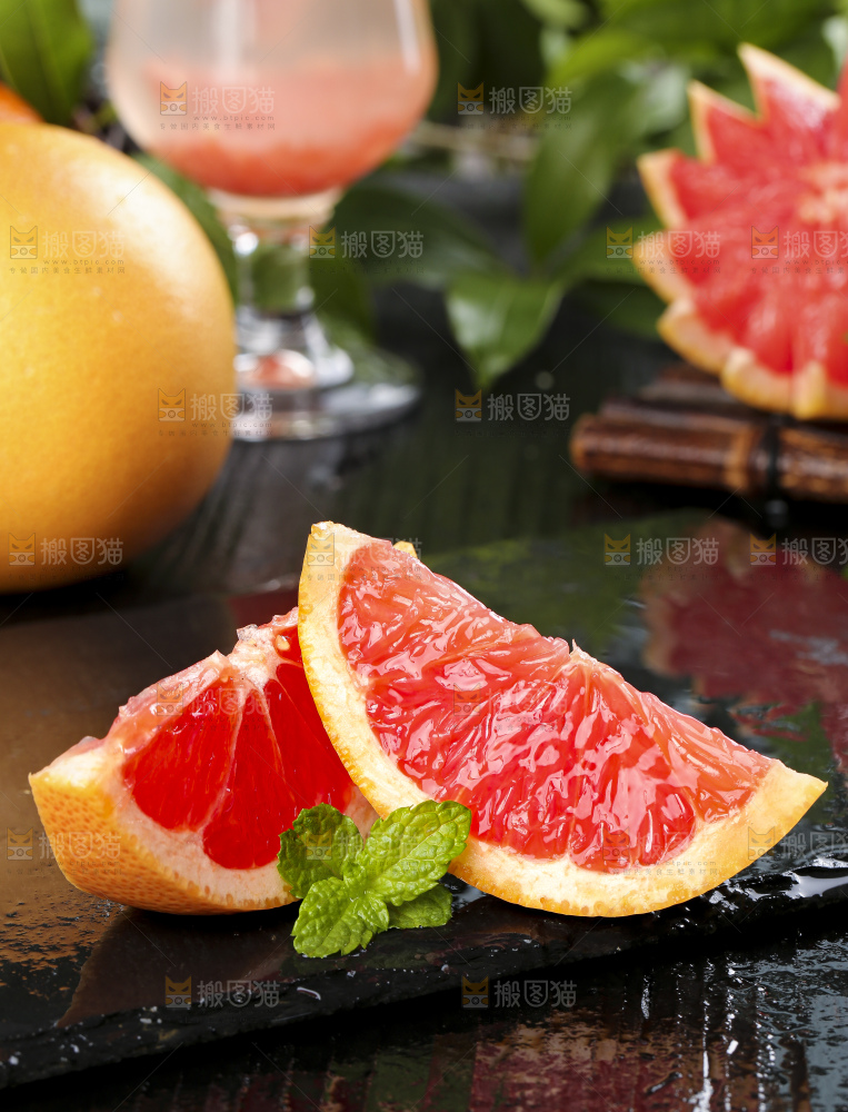 黑石板上摆放着葡萄柚