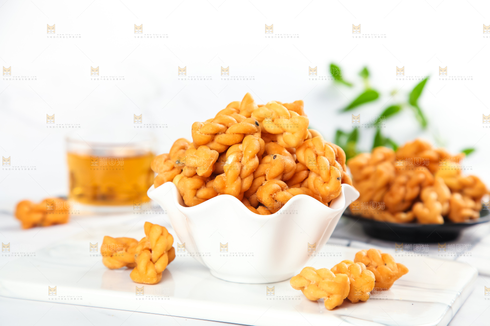 碗里放着手工小麻花