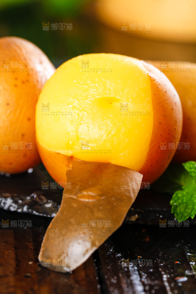 黑石板上的黄心小土豆