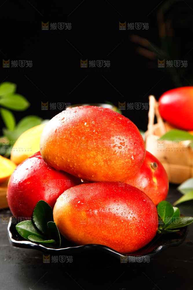 石板上的新鲜芒果