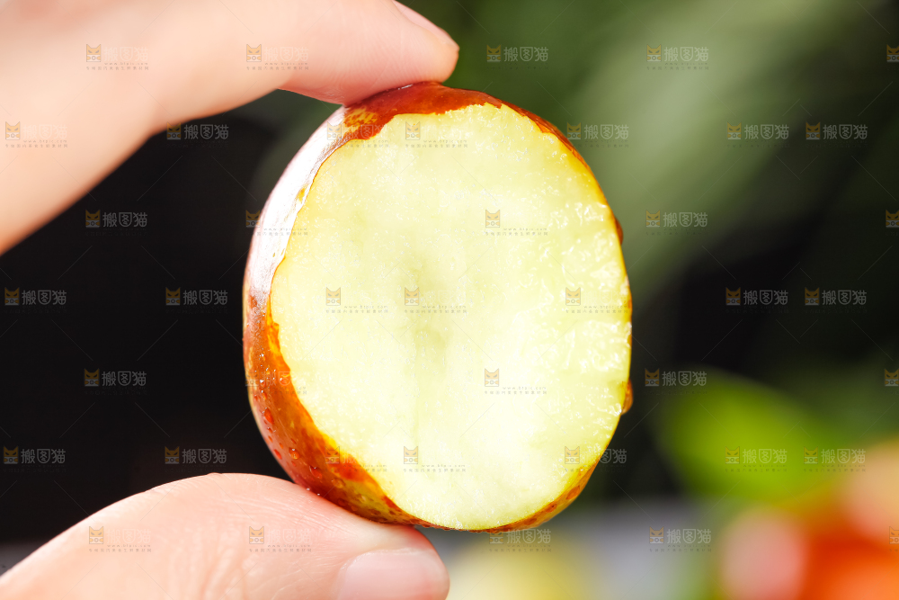 手里拿着沾化冬枣