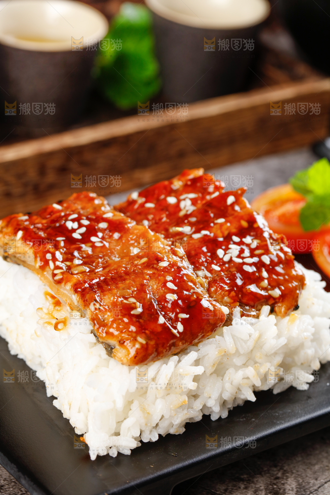 盘子里装着鳗鱼饭