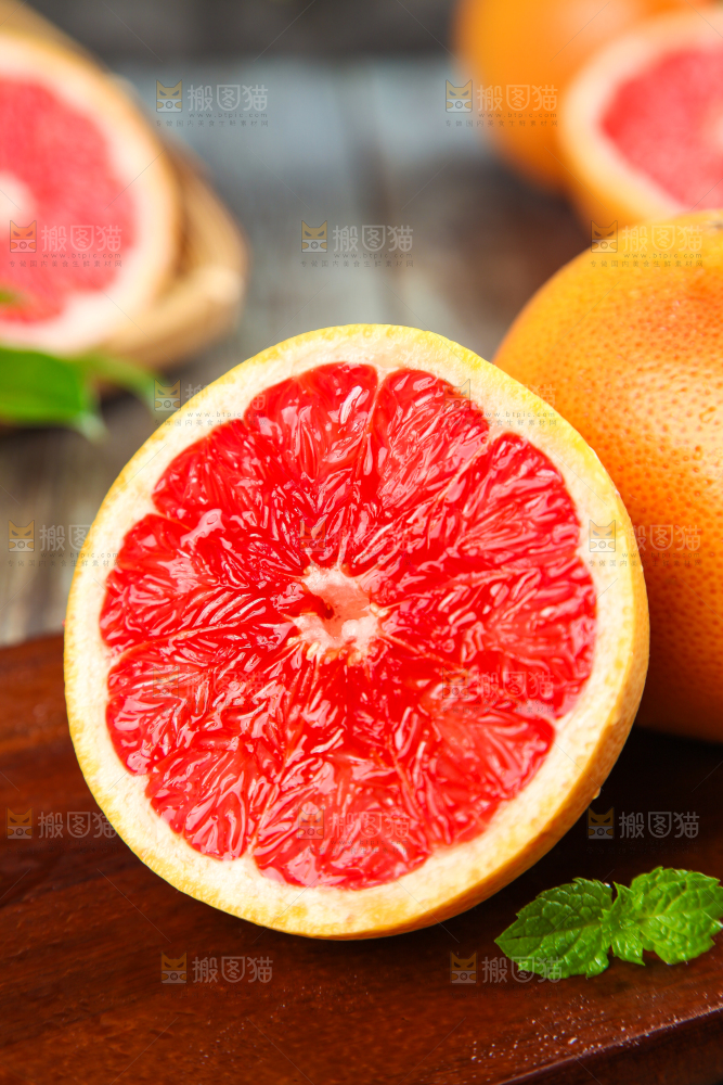 木底上的新鲜西柚