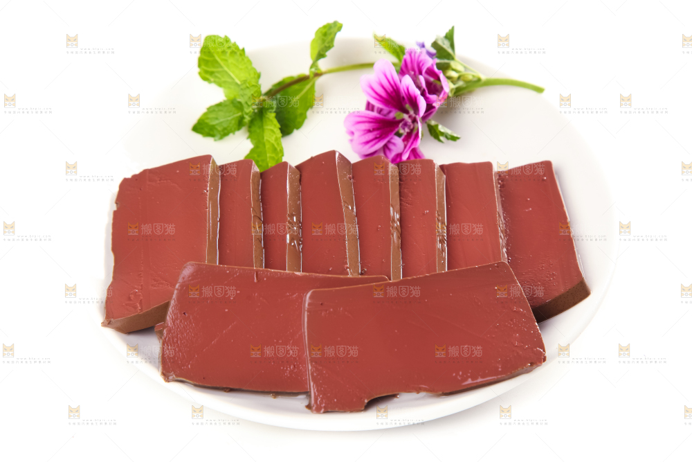 白底上放着一盘新鲜鸭血