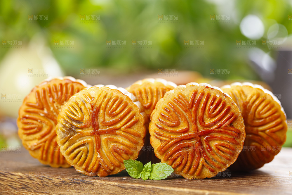 木板上放着中秋月饼