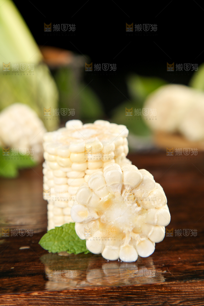 木板上的白玉米