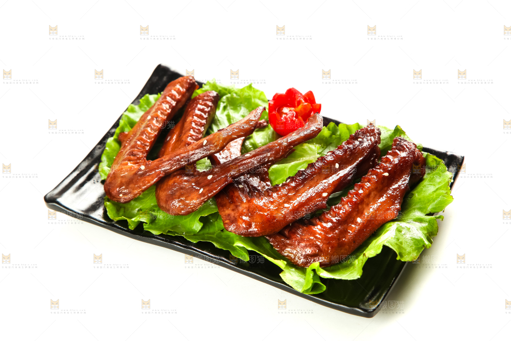 白底上放着酱香鸭翅
