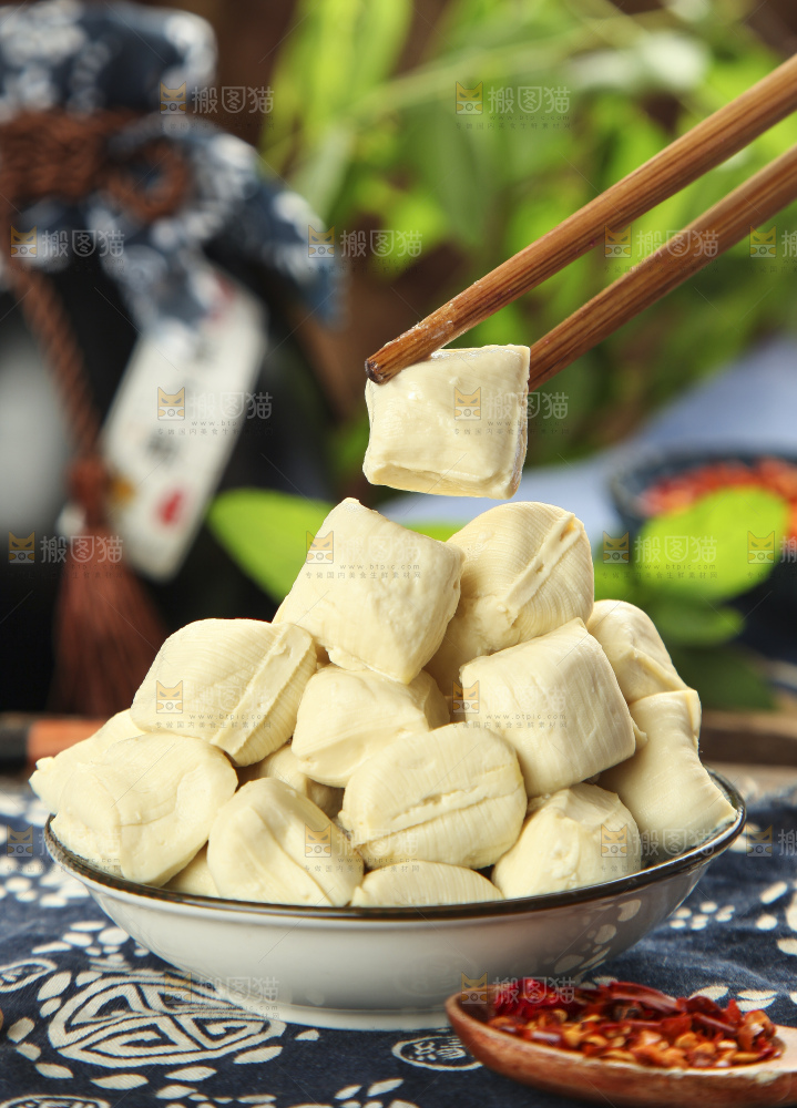 花布底上的包浆豆腐
