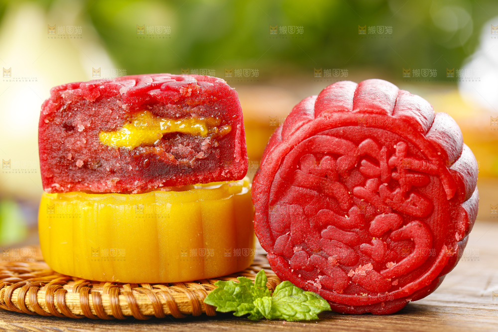 木板上的金沙流心月饼