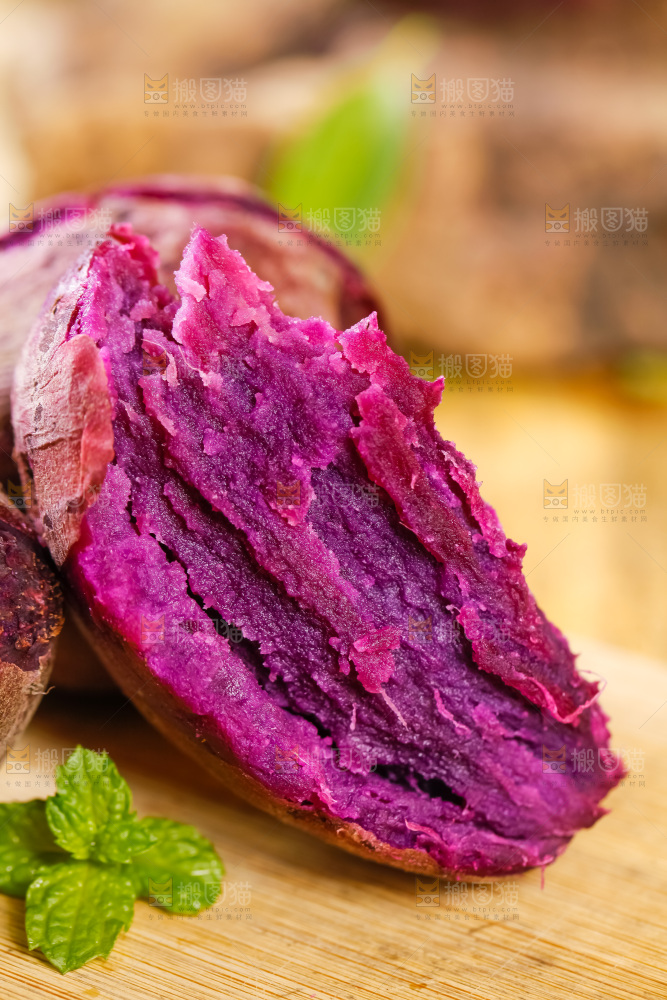 木板上放着越南小紫薯
