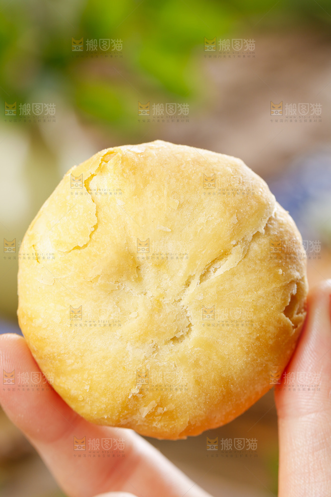 手里拿着老月饼