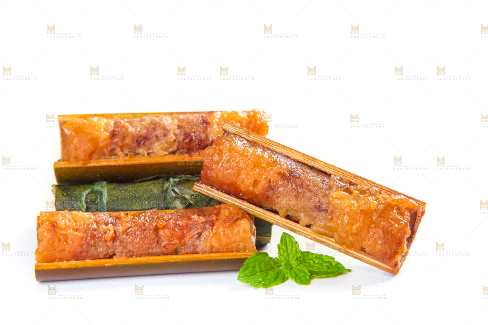 白底上放着竹筒肉粽