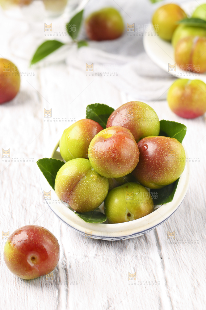 盘子里装着茵红李