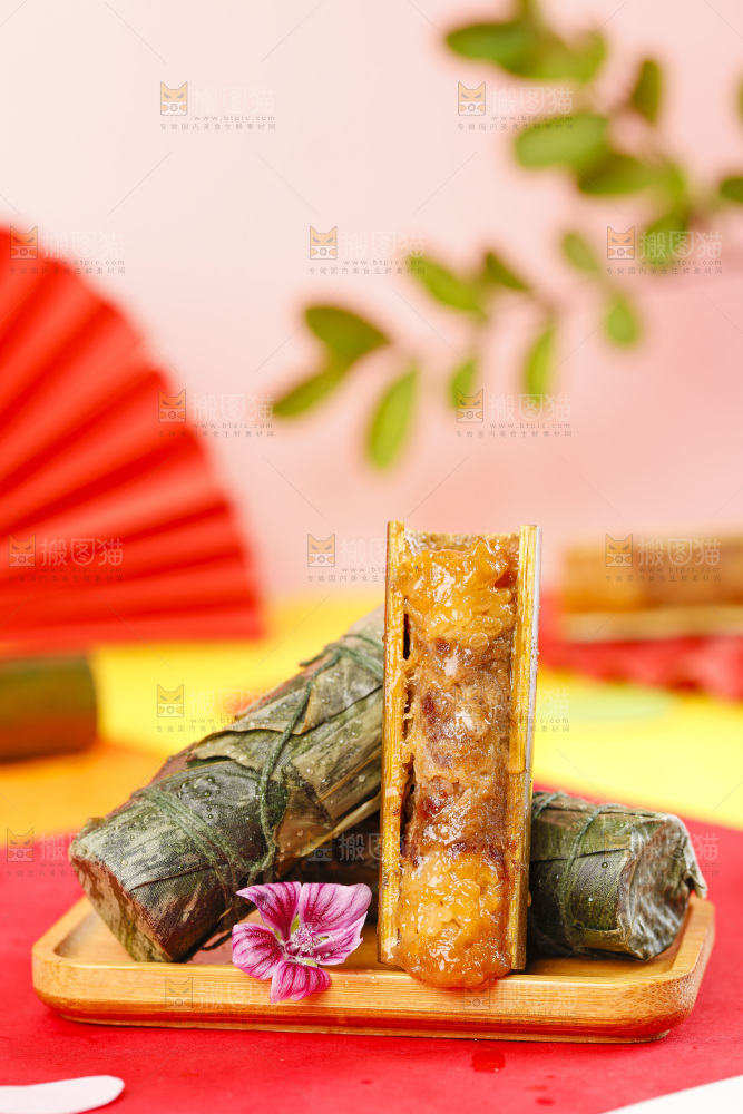盘子里的竹筒肉粽