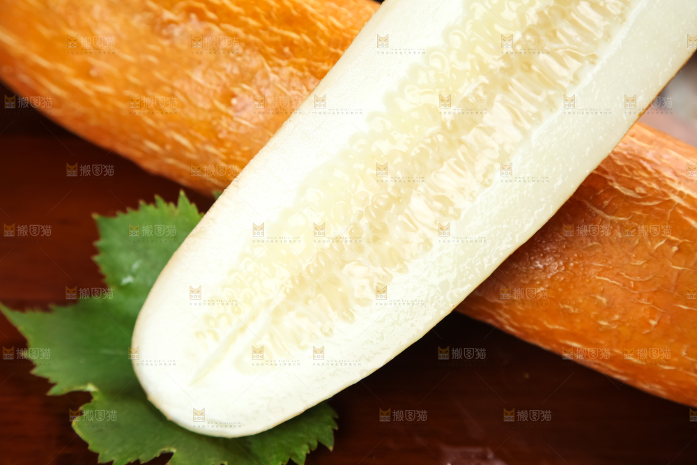 木板上的黄皮大黄瓜