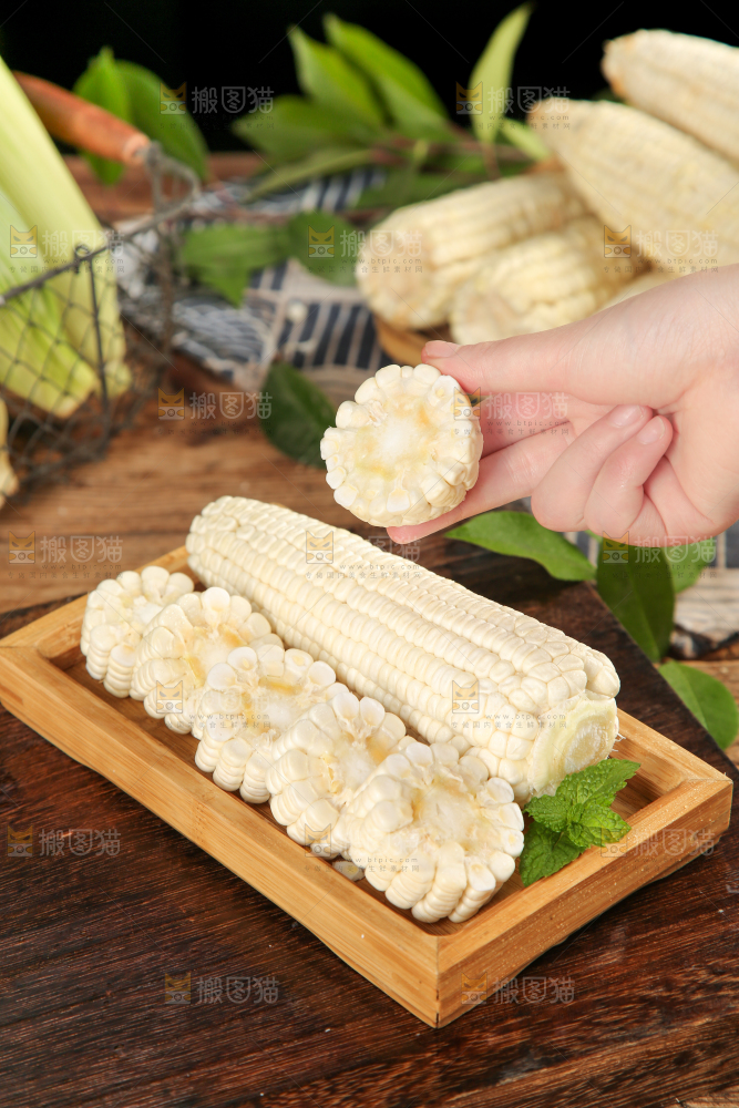 盘子里装着牛奶糯玉米