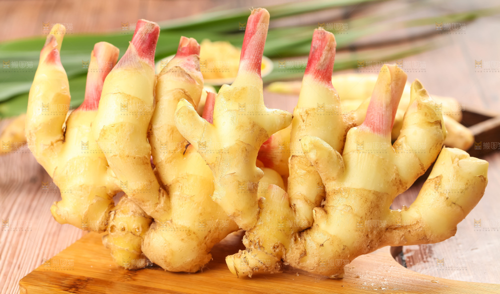 木板上放着四川生姜