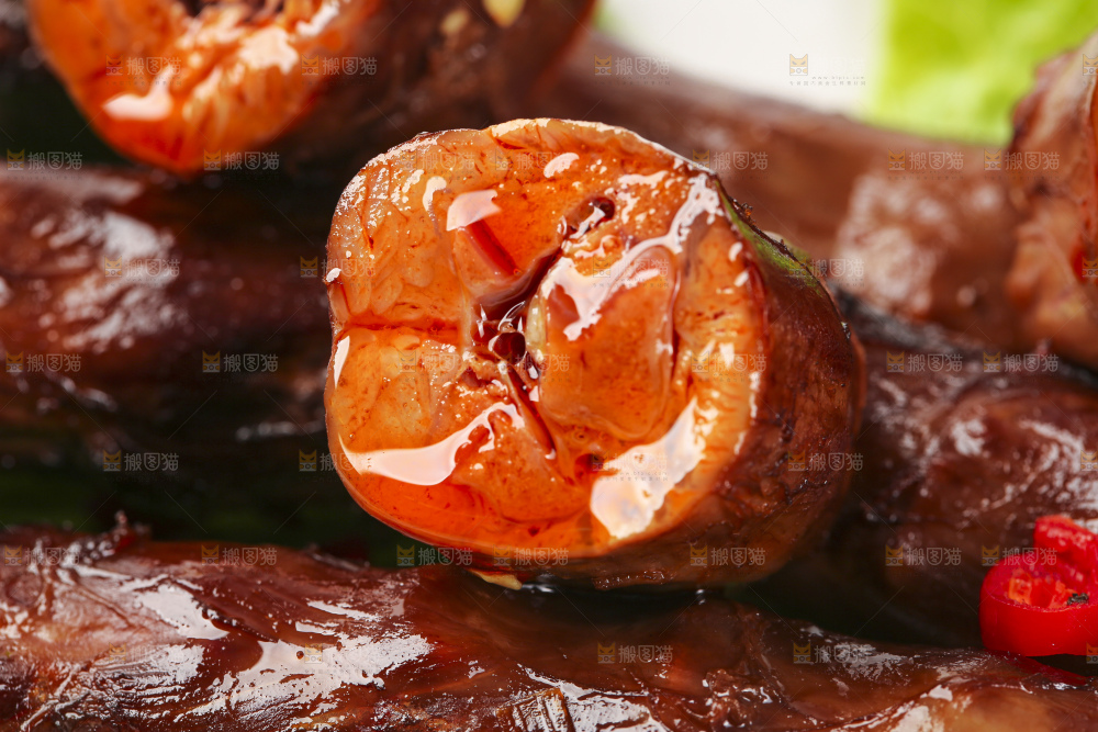 白底上放着酱香鸭脖