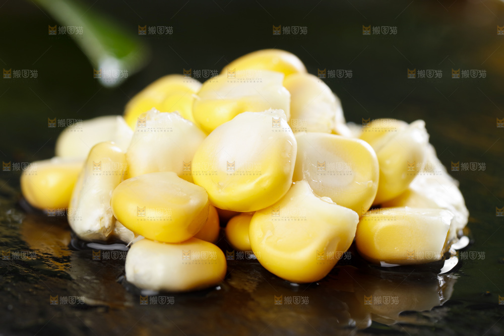 石板上放着玉米粒