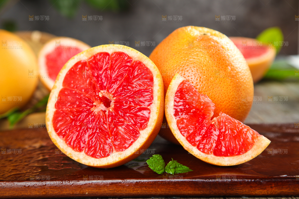 木板上放着红心西柚